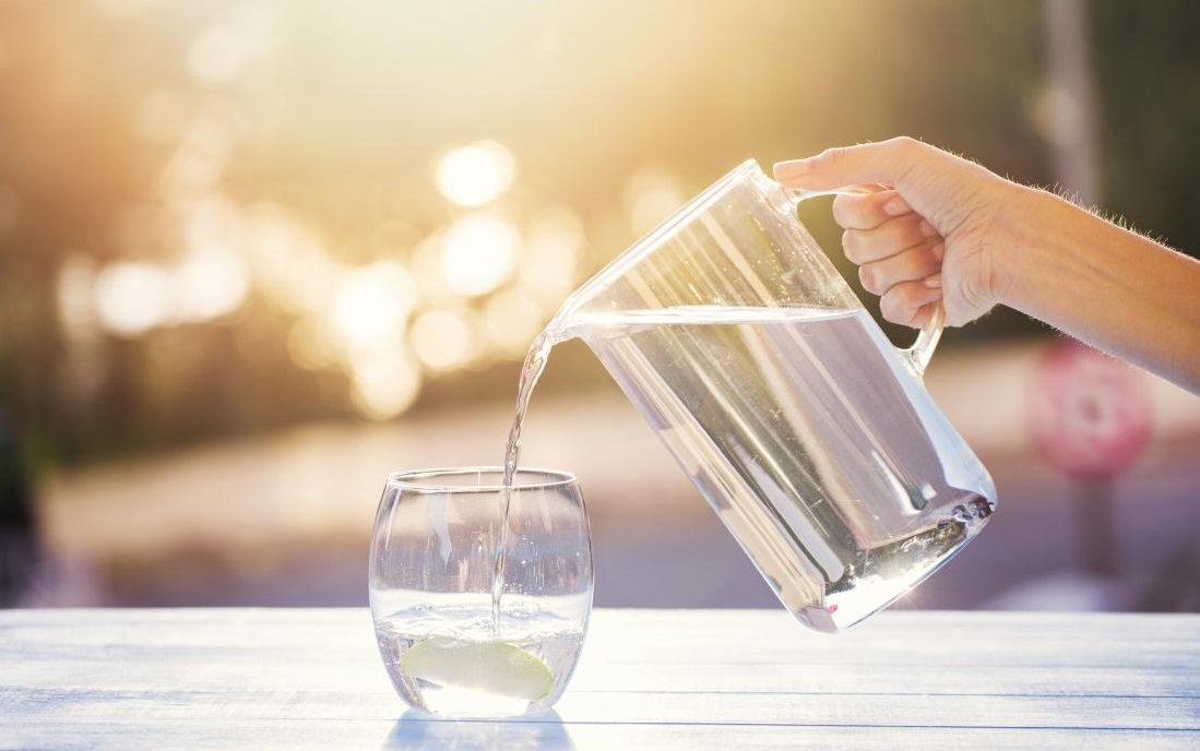 پارچ آب و لیوان - فواید نوشیدن آب
