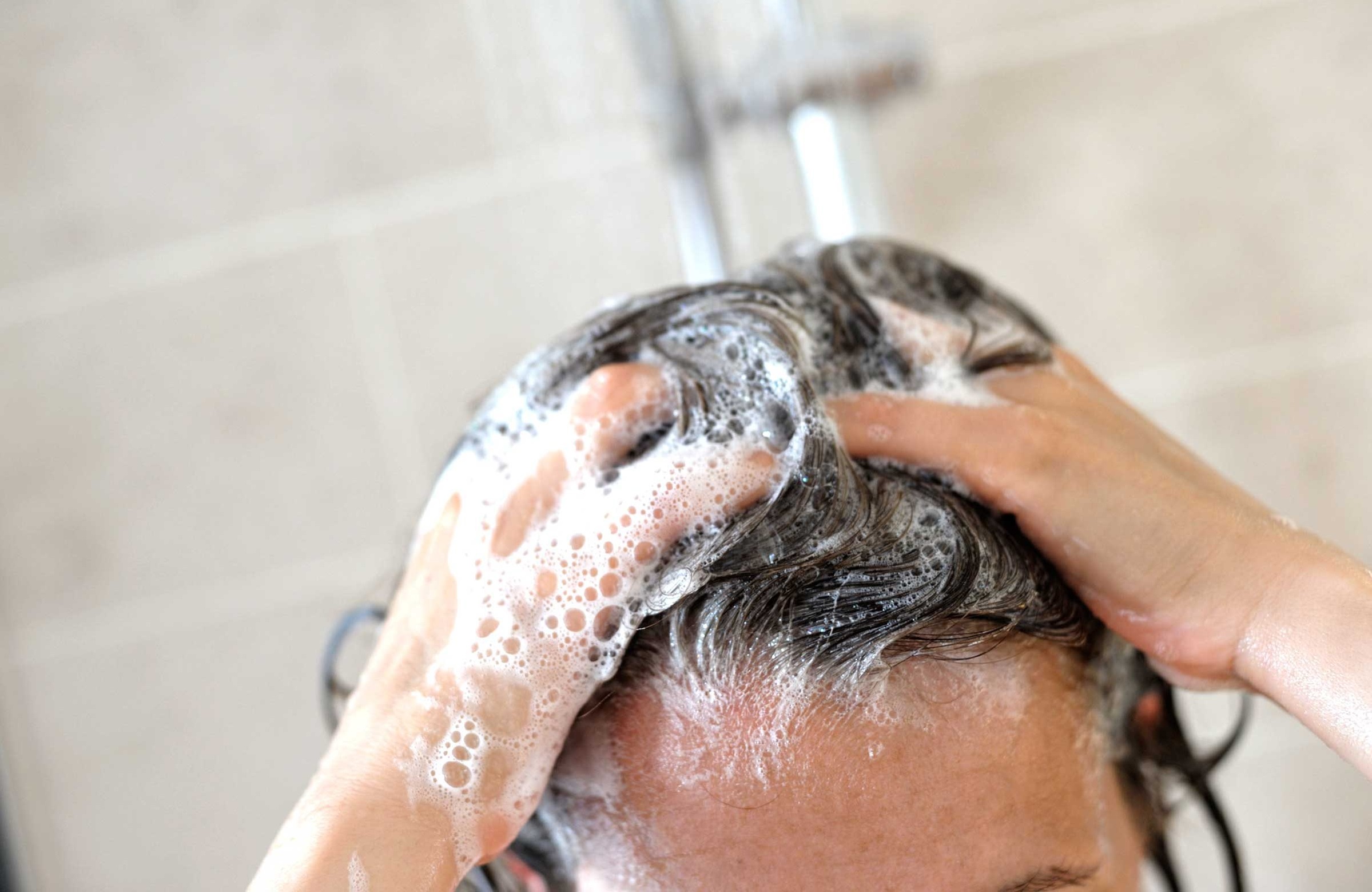 نحوه صحیح شستن مو - کنترل چربی موی سر
