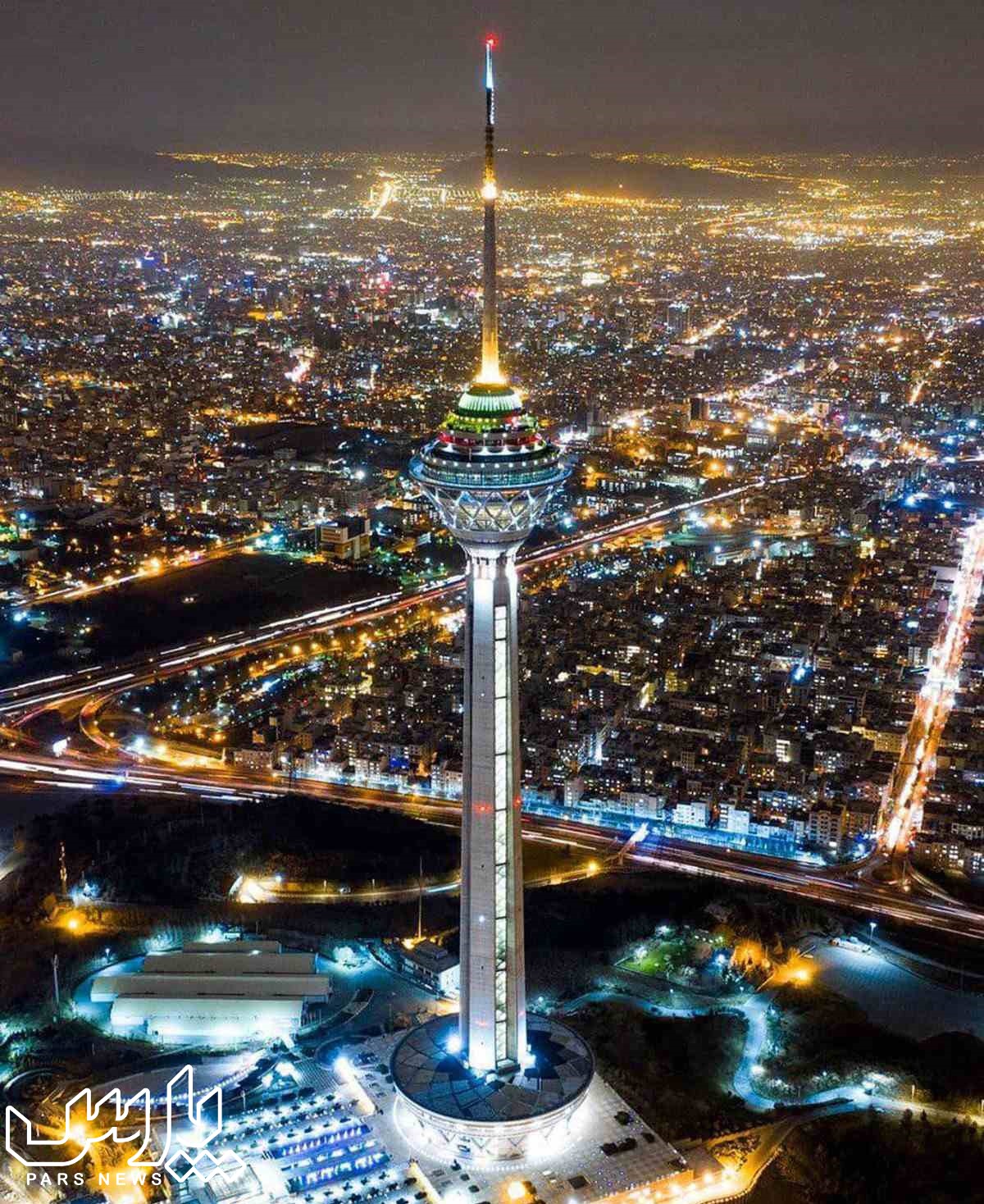 برج میلاد در شب - زیباترین برج های دنیا
