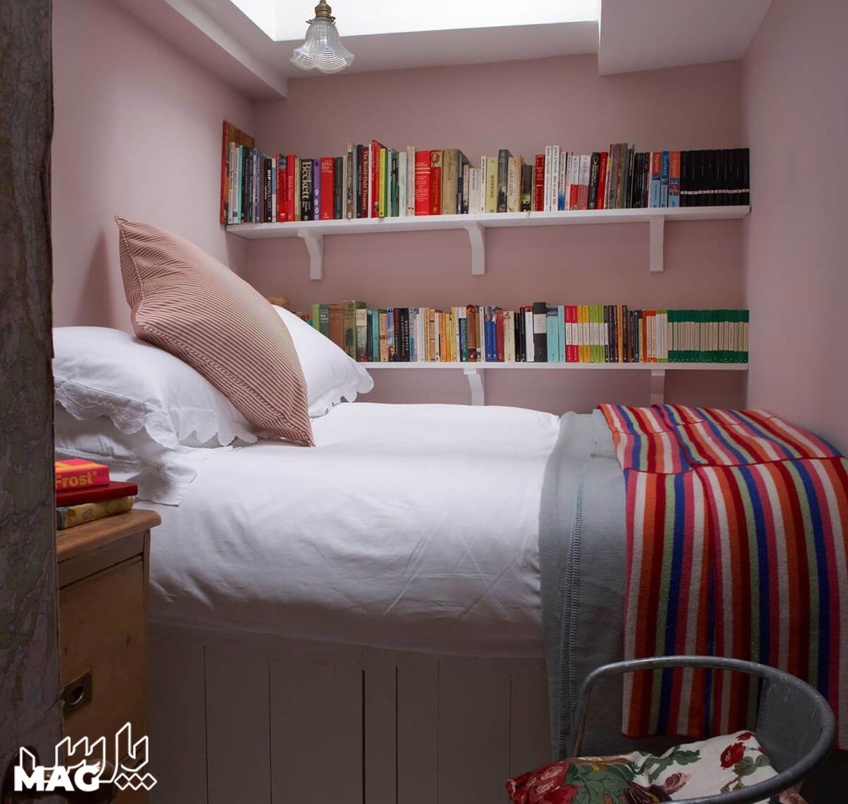 استفاده از فضای بالای تخت - چیدمان اتاق خواب کوچک