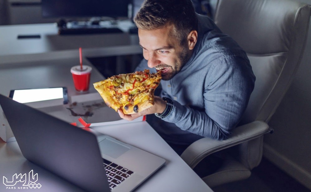 خوردن پیتزا - پرخوری عصبی