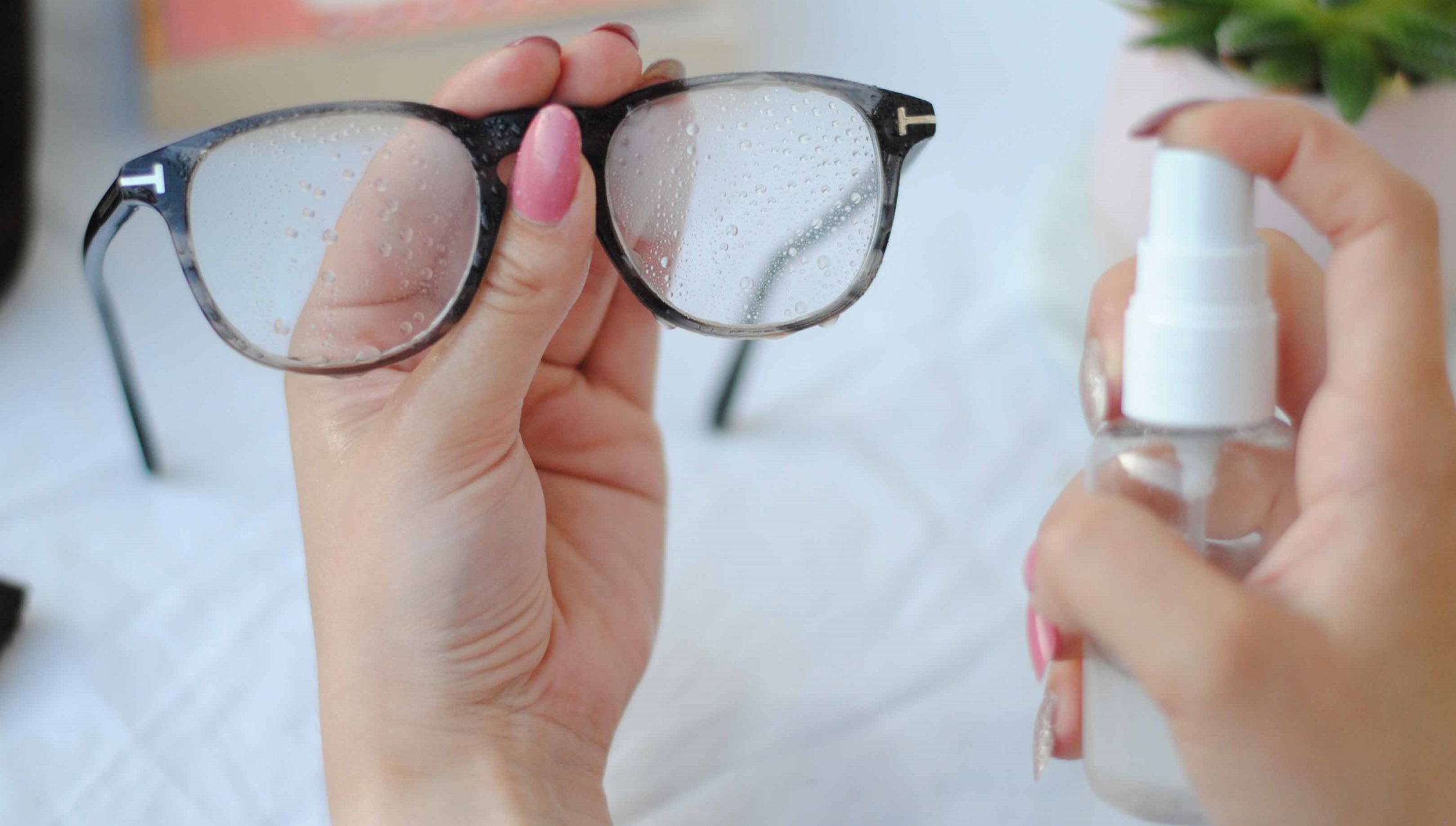 تمیز کردن عینک - از بین بردن خط و خش عینک
