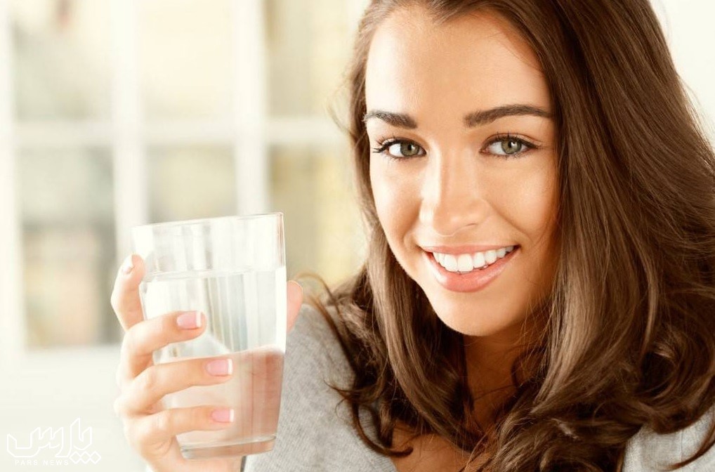 نوشیدن آب - درمان خانگی سوزش ادرار زنان