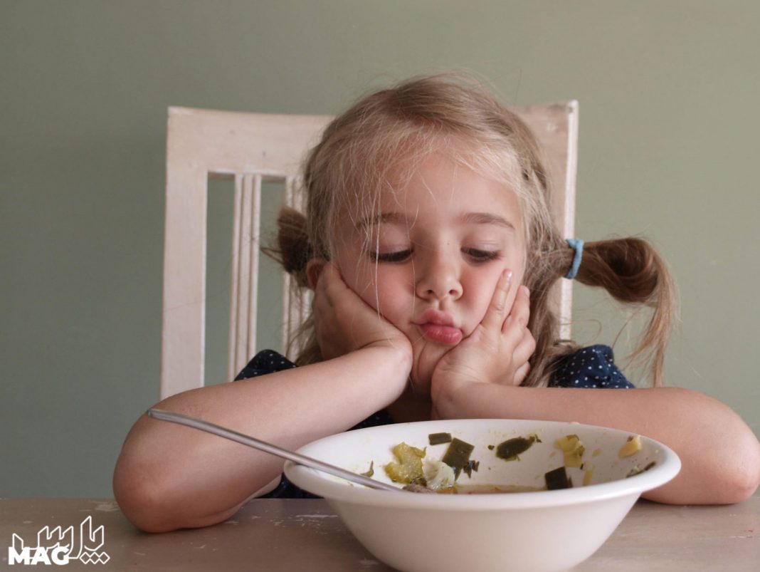Если хотите стать сильными дети ешьте. Ребенок отказывается от еды. Отвращение к еде у детей. Ребенка заставляют есть.