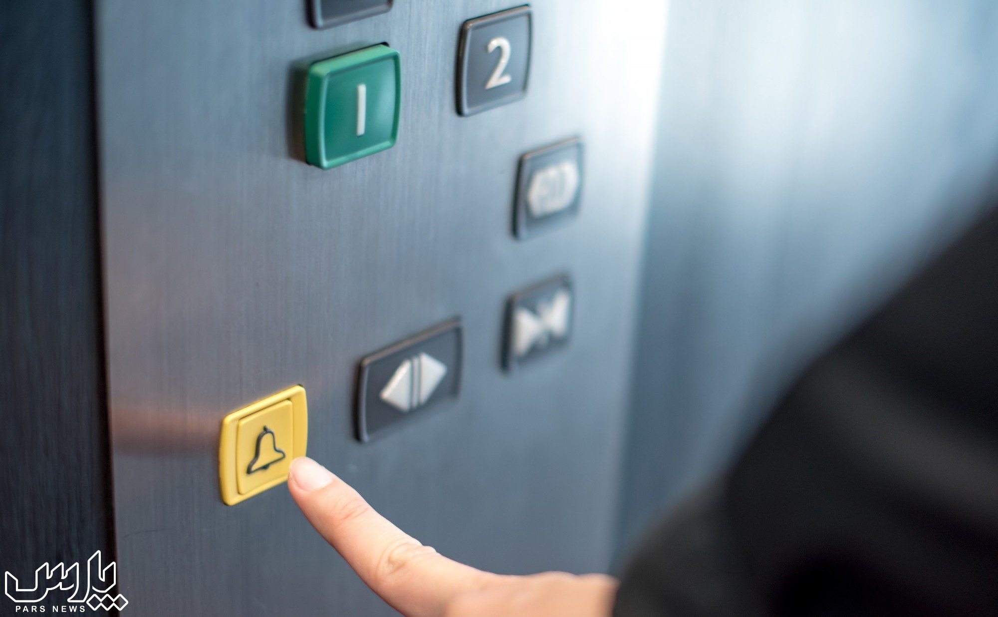 دکمه اضطراری آسانسور - گیر افتادن در آسانسور