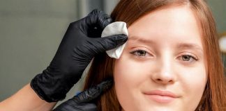 پاک کردن تاتو ابرو در خانه