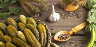 طرز تهیه خیارشور خانگی با ماندگاری بالا