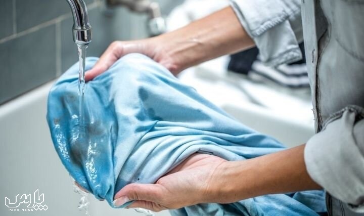 شستن لباس رنگی - پاک کردن چرک یقه لباس