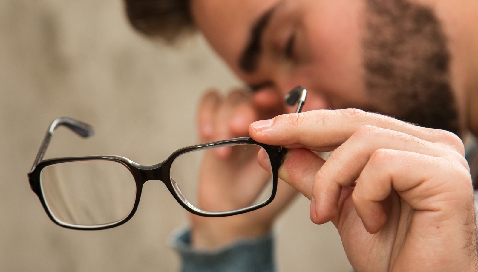 سوزش چشم - استفاده از عینک طبی نامناسب