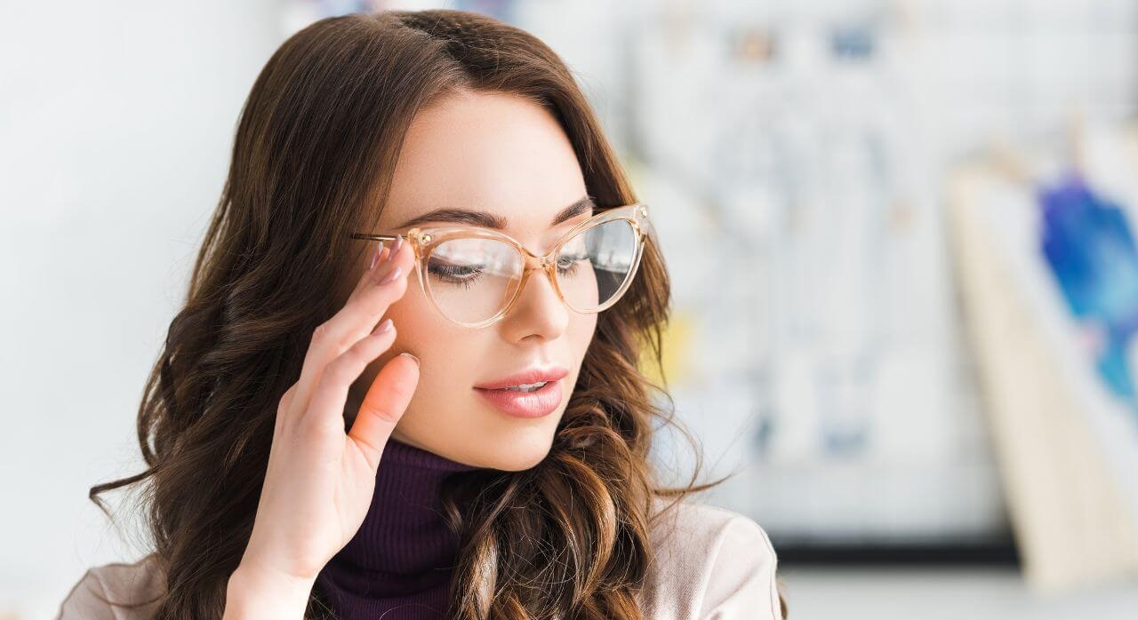 عینک طبی زنانه - تعیین نمره چشم