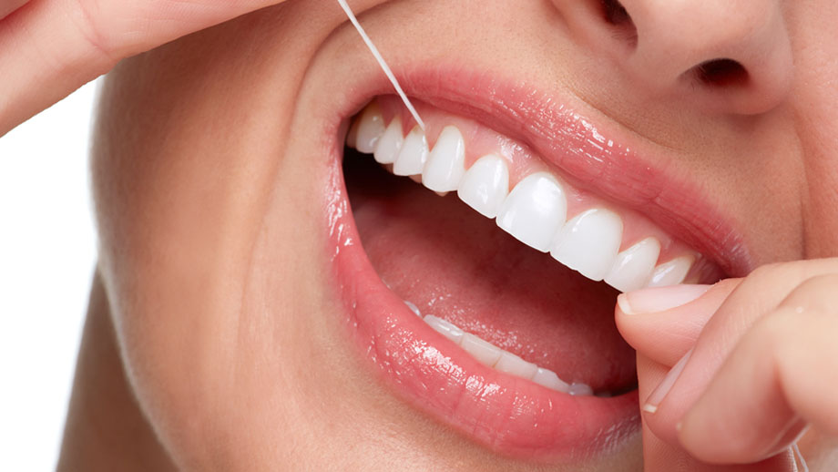 نخ دندان کشیدن - درمان بوی بد دهان