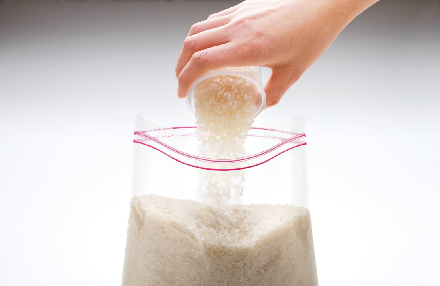 نگهداری برنج در کیسه پلاستیکی و زباله