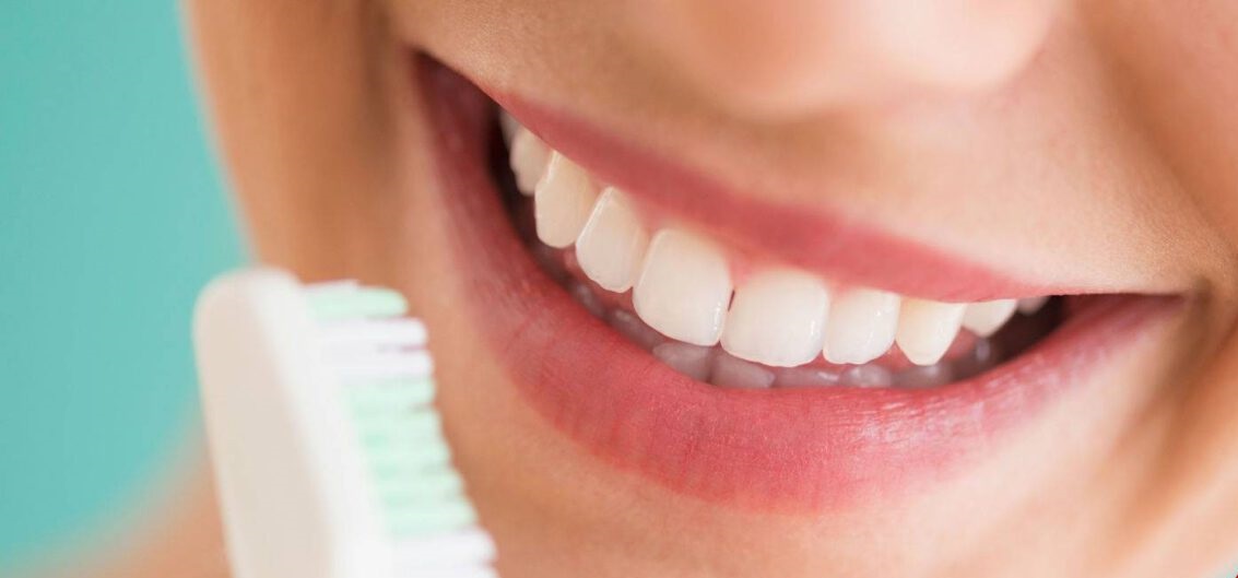 روش صحیح مسواک زدن - از بین بردن زردی دندان