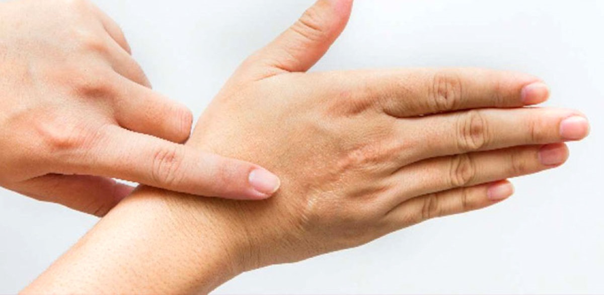 خشک شدن پشت دست - درمان خشکی پوست دست