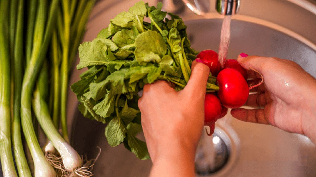 شستن سبزیجات - شستن تربچه