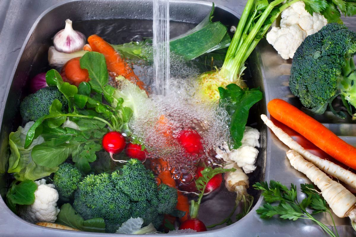 شستن سبزیجات - سبزیجات در سینک