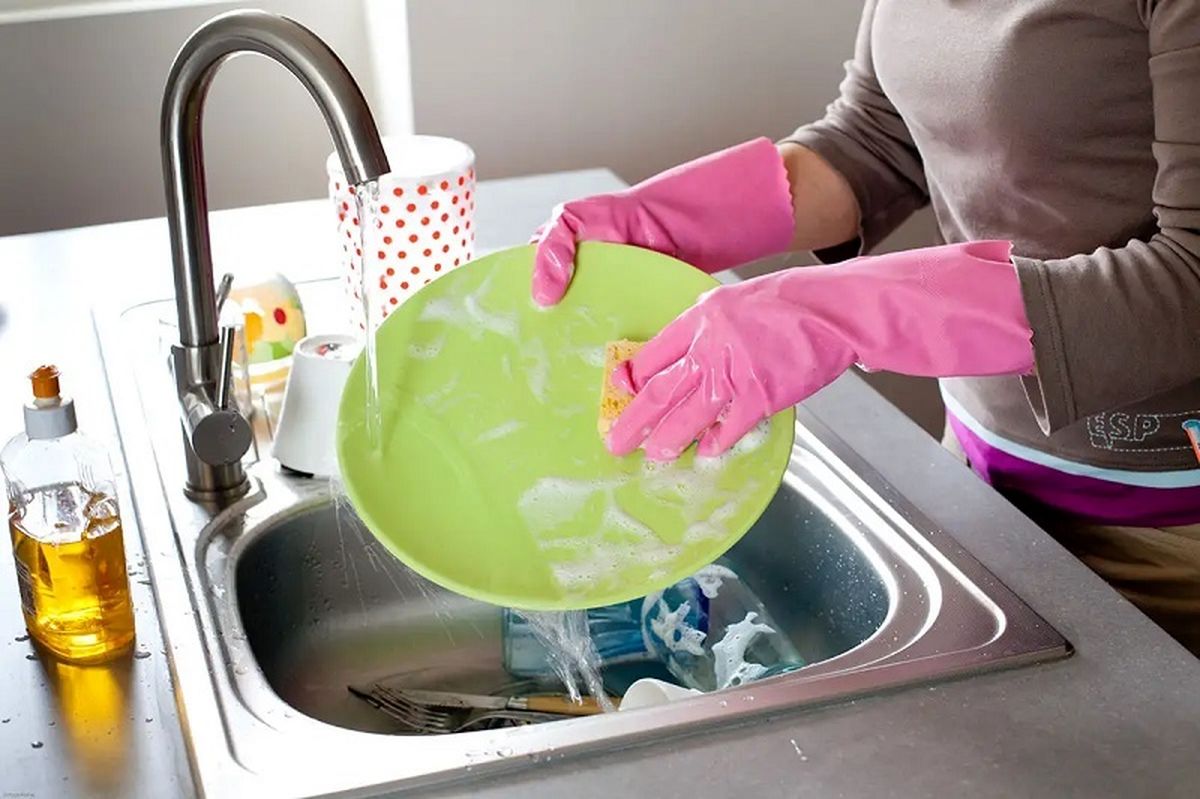 شستن ظروف - بشقاب سبز کثیف