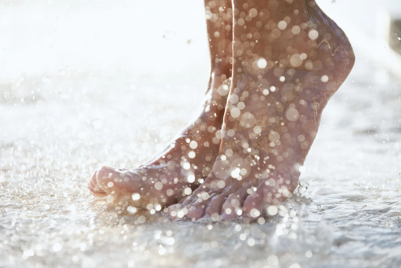 گذاشتن پا در آب گرم - قطره های آب