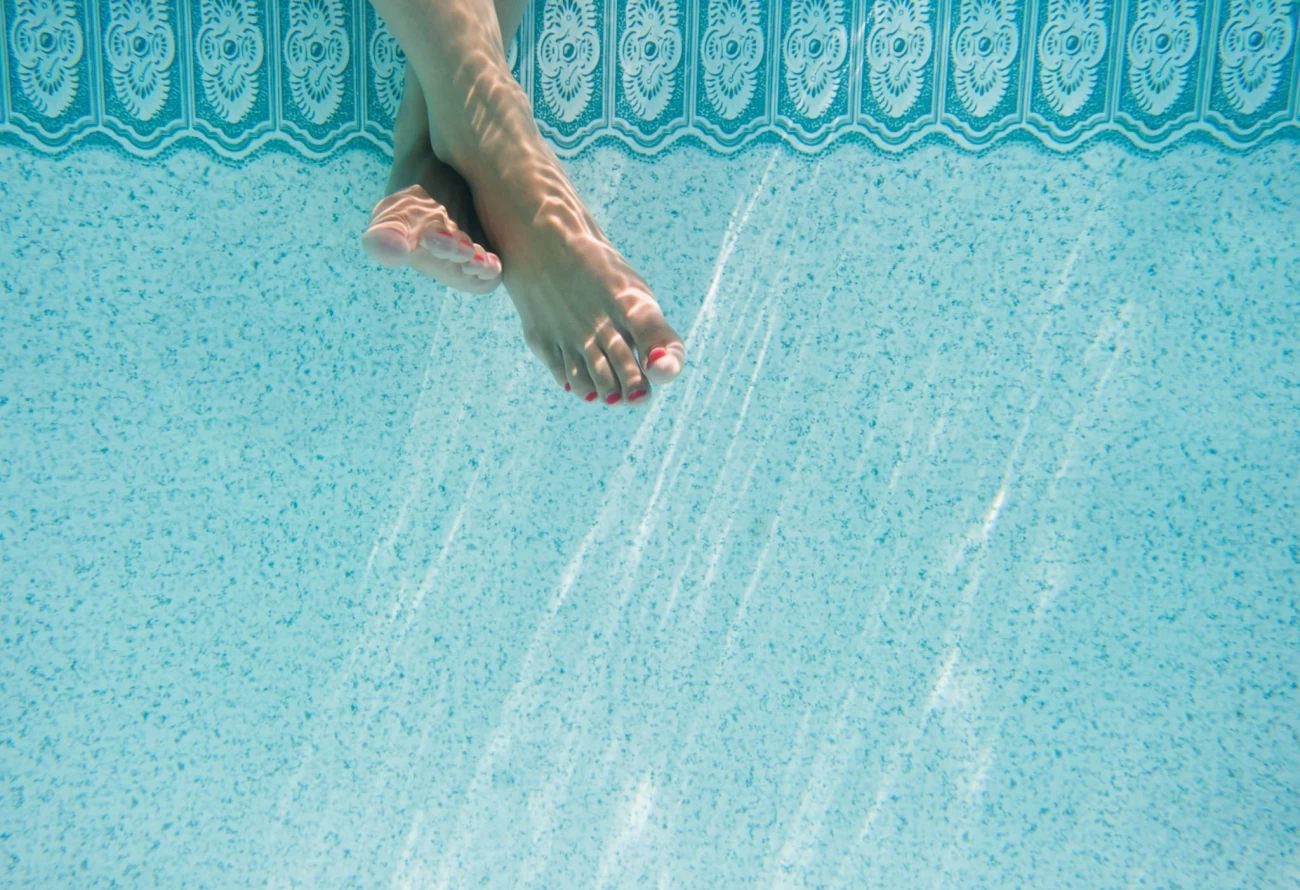 گذاشتن پا در آب گرم - پا در آب استخر