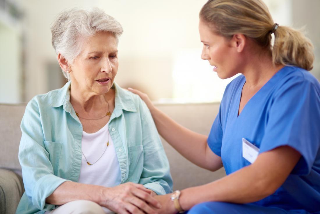 سالمند آلزایمری - پرستار با لباس آبی