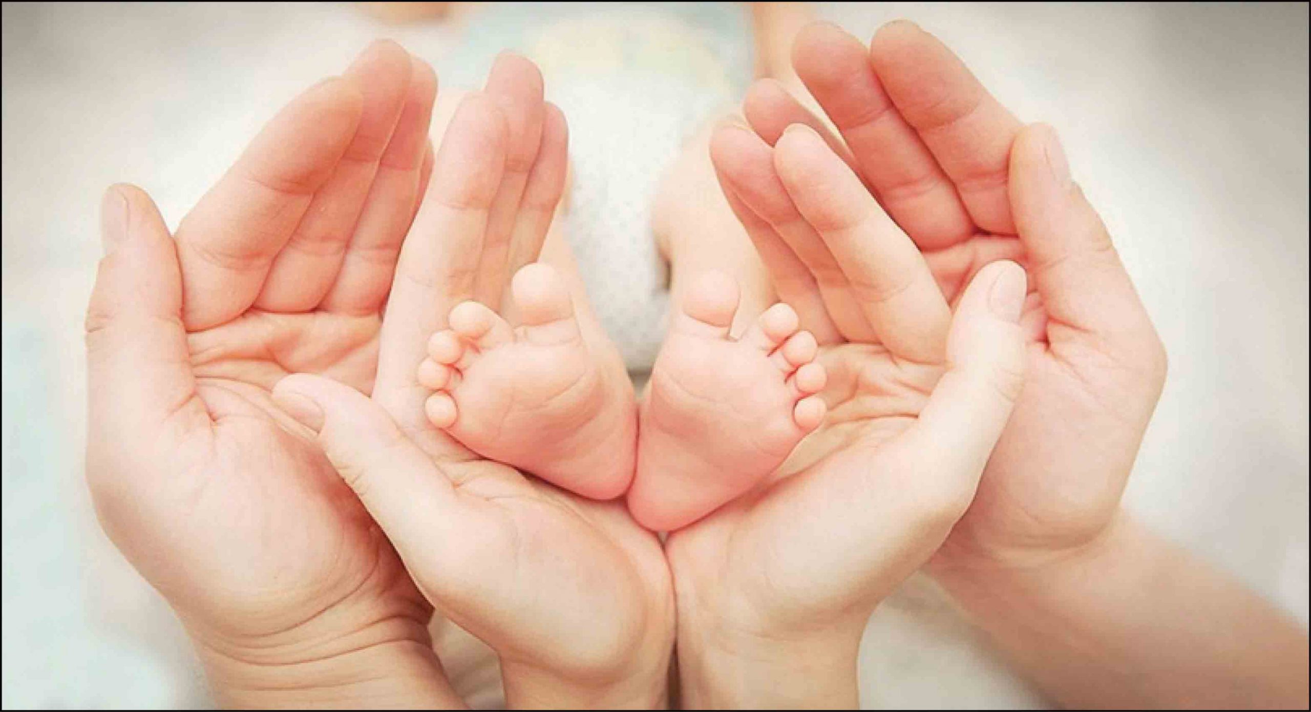 نازایی - دست پدر و مادر و پای نوزاد