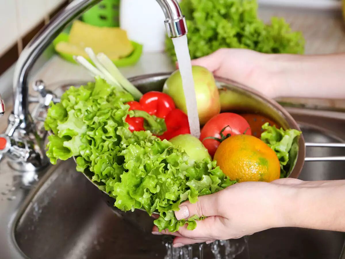 شستن سبزیجات - شستن کاهو با آب
