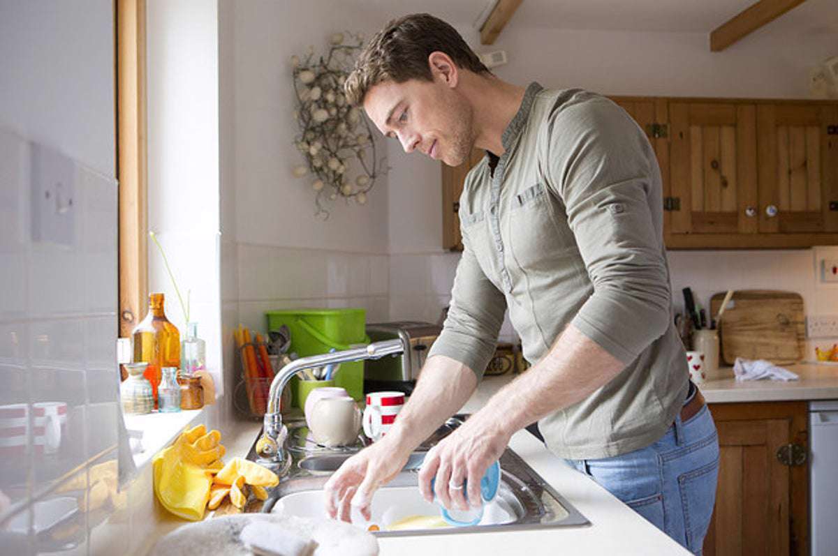 شستن ظروف - مرد در حال شستن ظرف