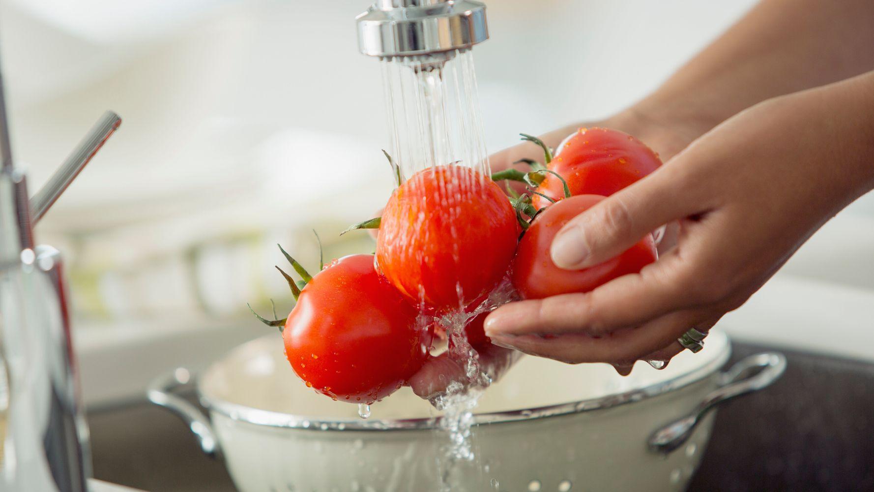 شستن سبزیجات - گوجه فرنگی