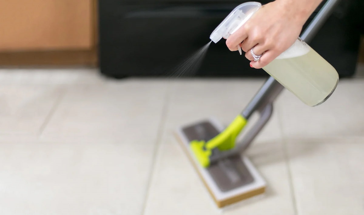 تمیز کردن کف خانه - اسپری زدن