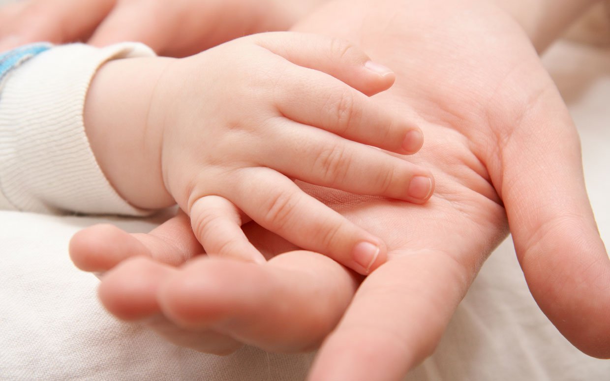 نازایی - دست مادر و کودک