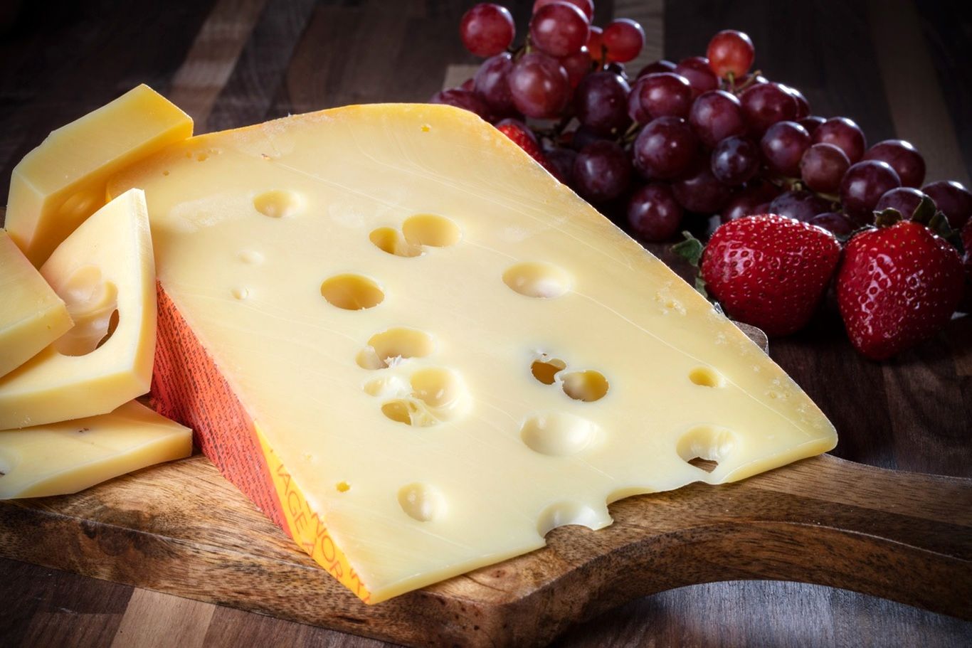 خطر مصرف پنیر - پنیر و انگور