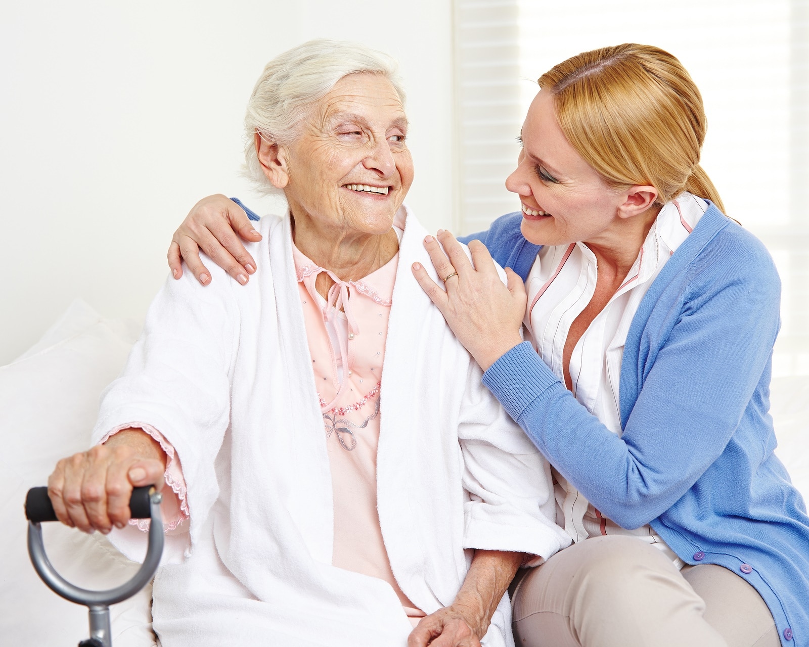 سالمند آلزایمری - پیرزن و زن با لباس آبی