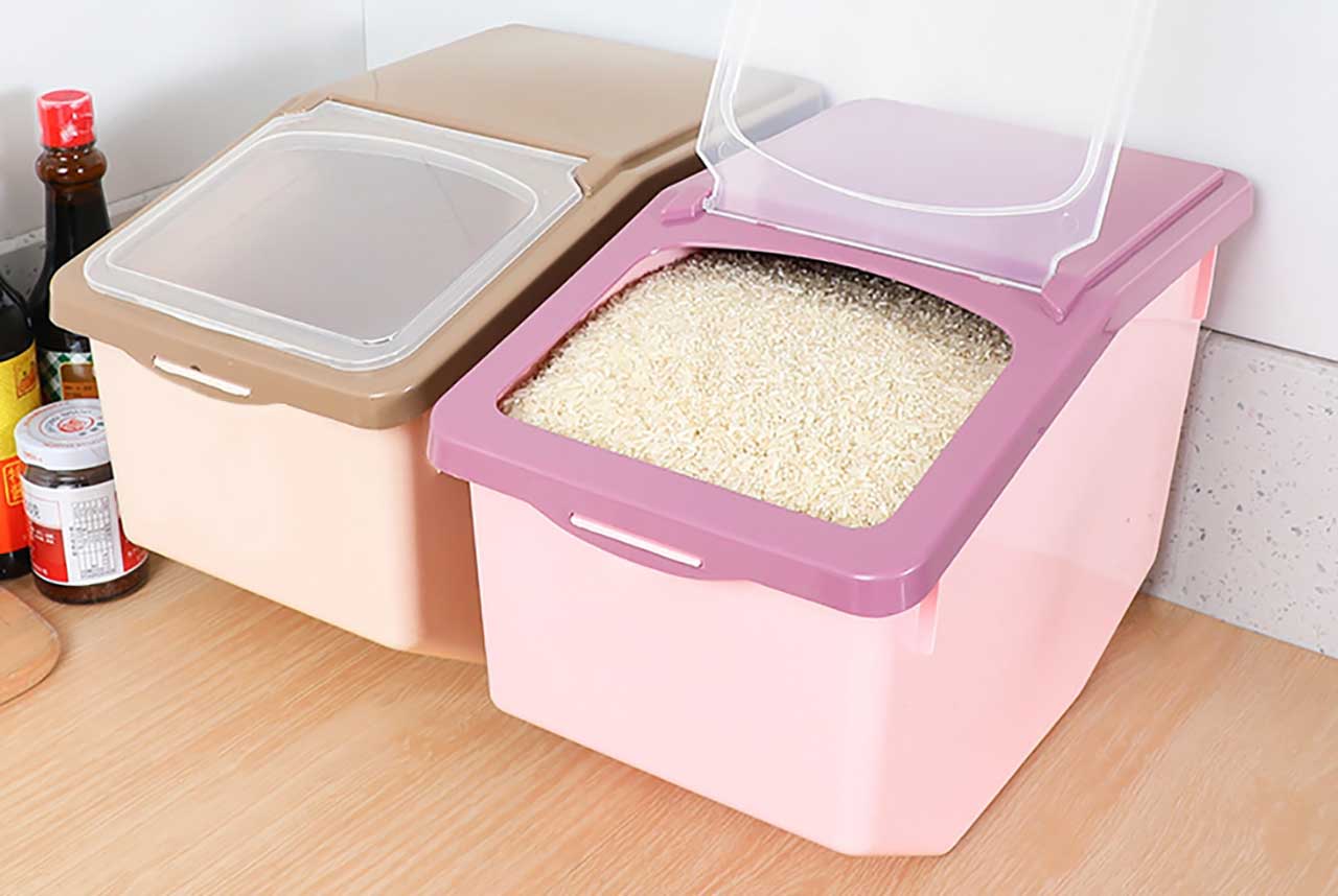 نگهداری برنج - برنج در ظرف پلاستیکی