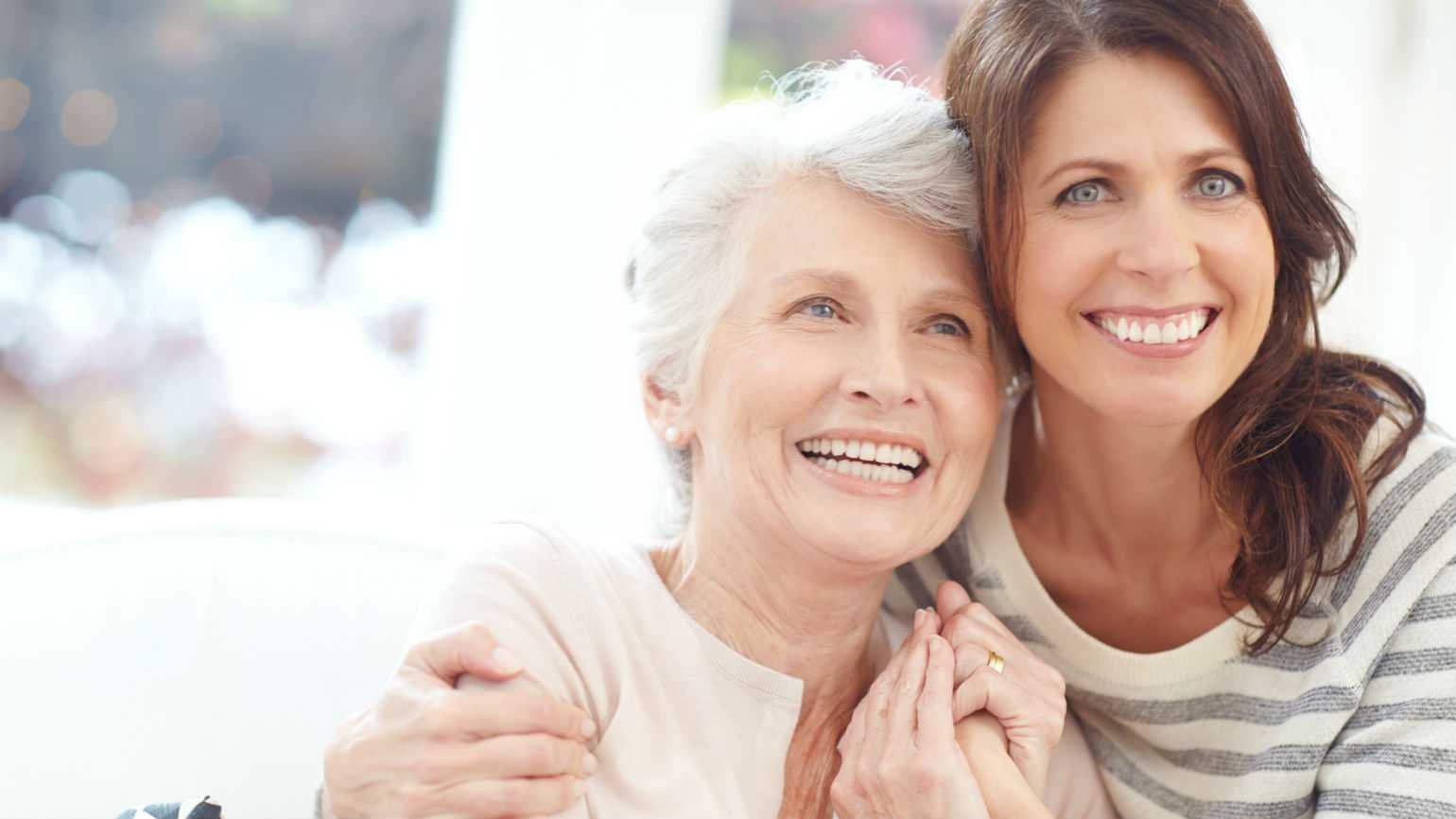 سالمند آلزایمری - زن و پیرزن شاد