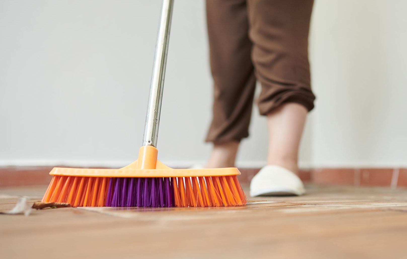 تمیز کردن کف خانه - جارو