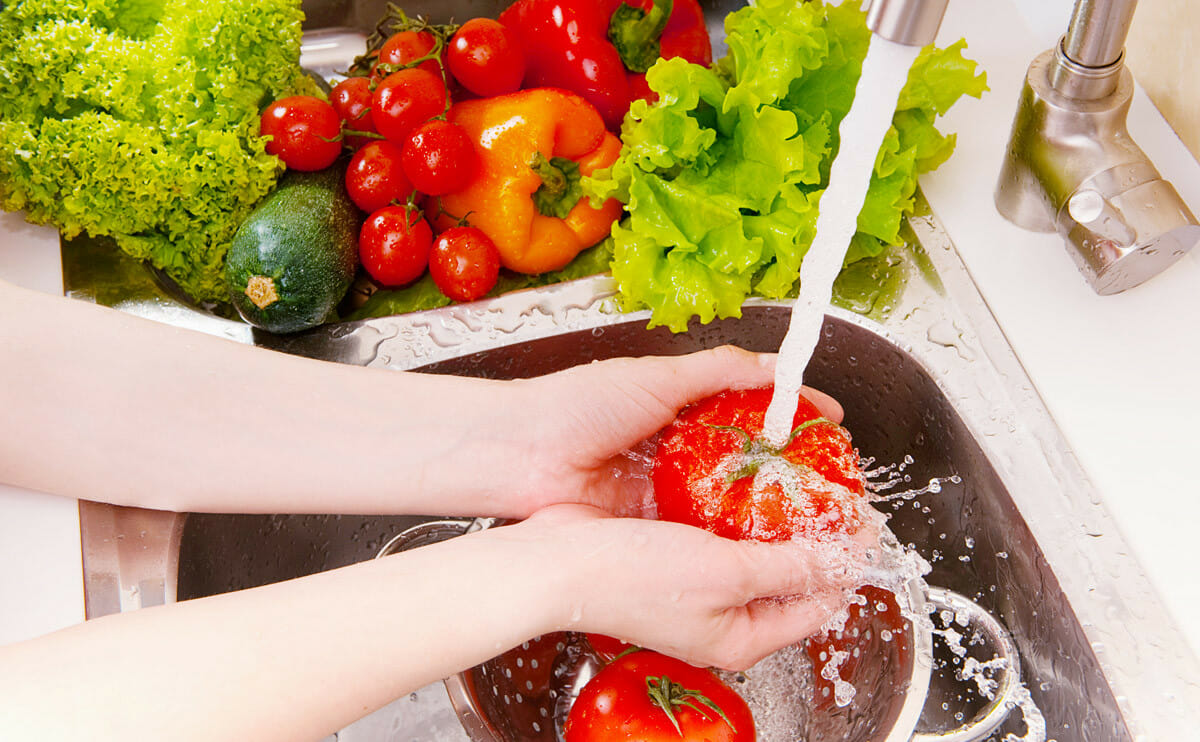 شستن سبزیجات - شستن گوجه