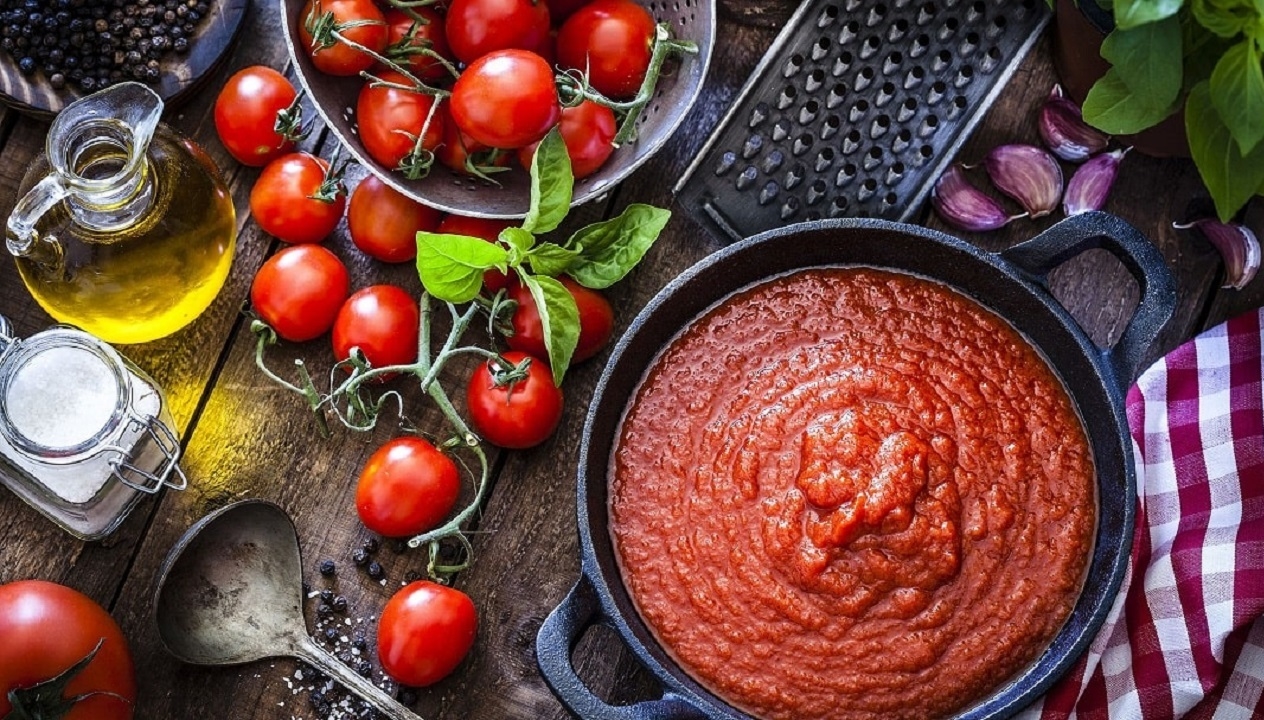 رب گوجه فرنگی خانگی - رب گوجه در قابلمه