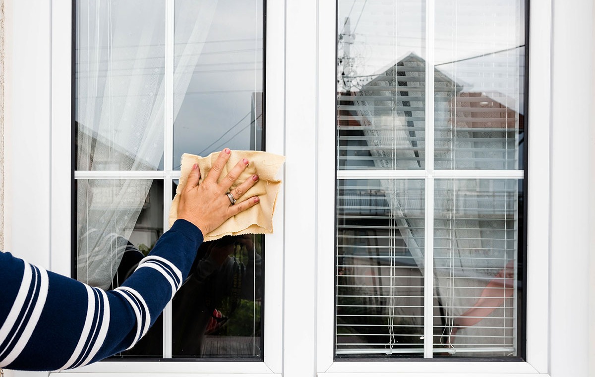 تمیز کردن پنجره - دستمال کشیدن شیشه