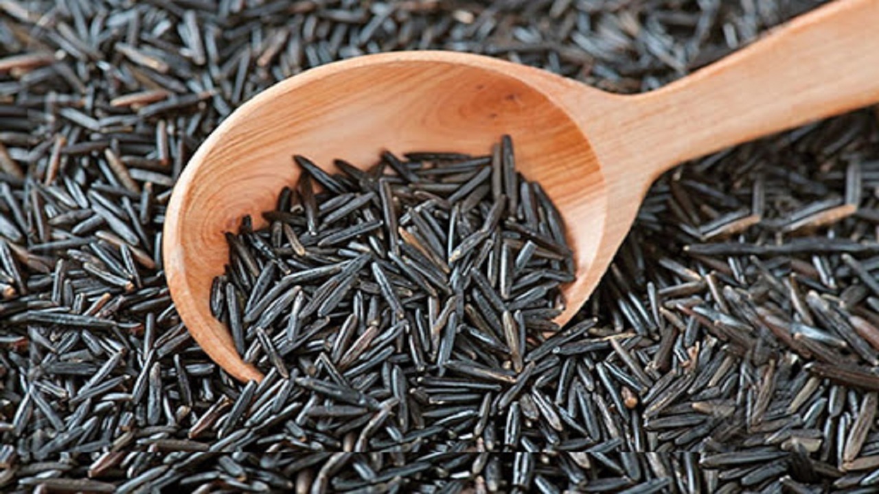 خواص برنج سیاه - برنج سیاه در قاشق