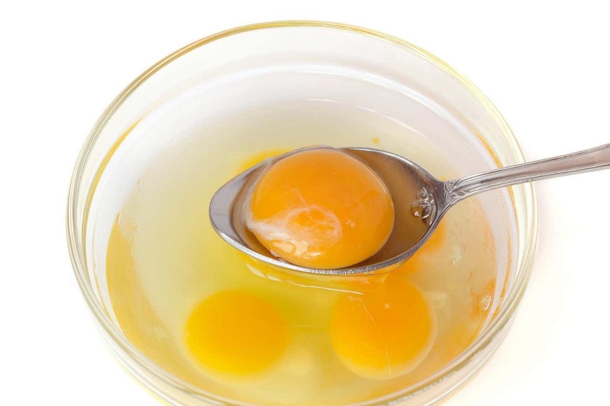 خواص زرده تخم مرغ - زرده تخم مرغ در قاشق