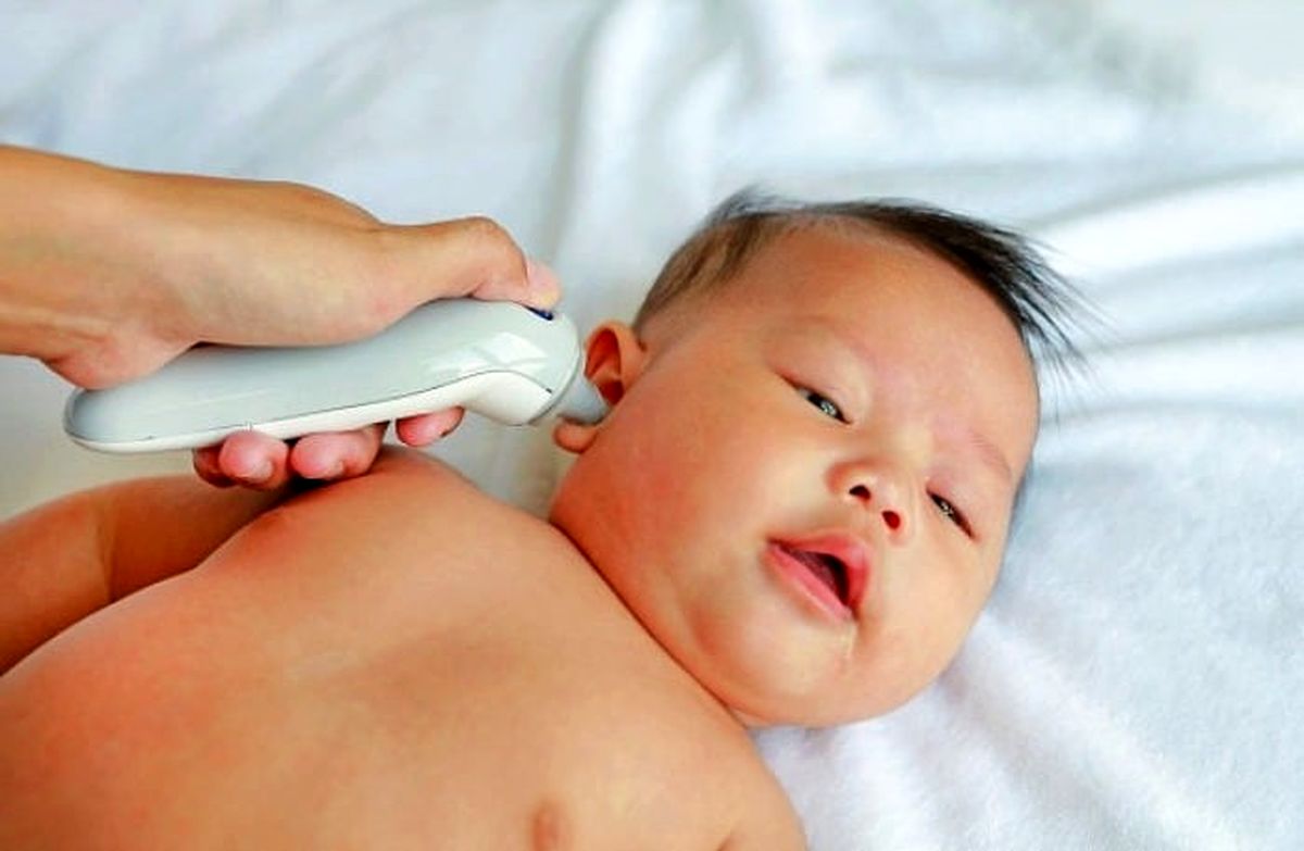 کاهش تب کودک - دماسنج در گوش