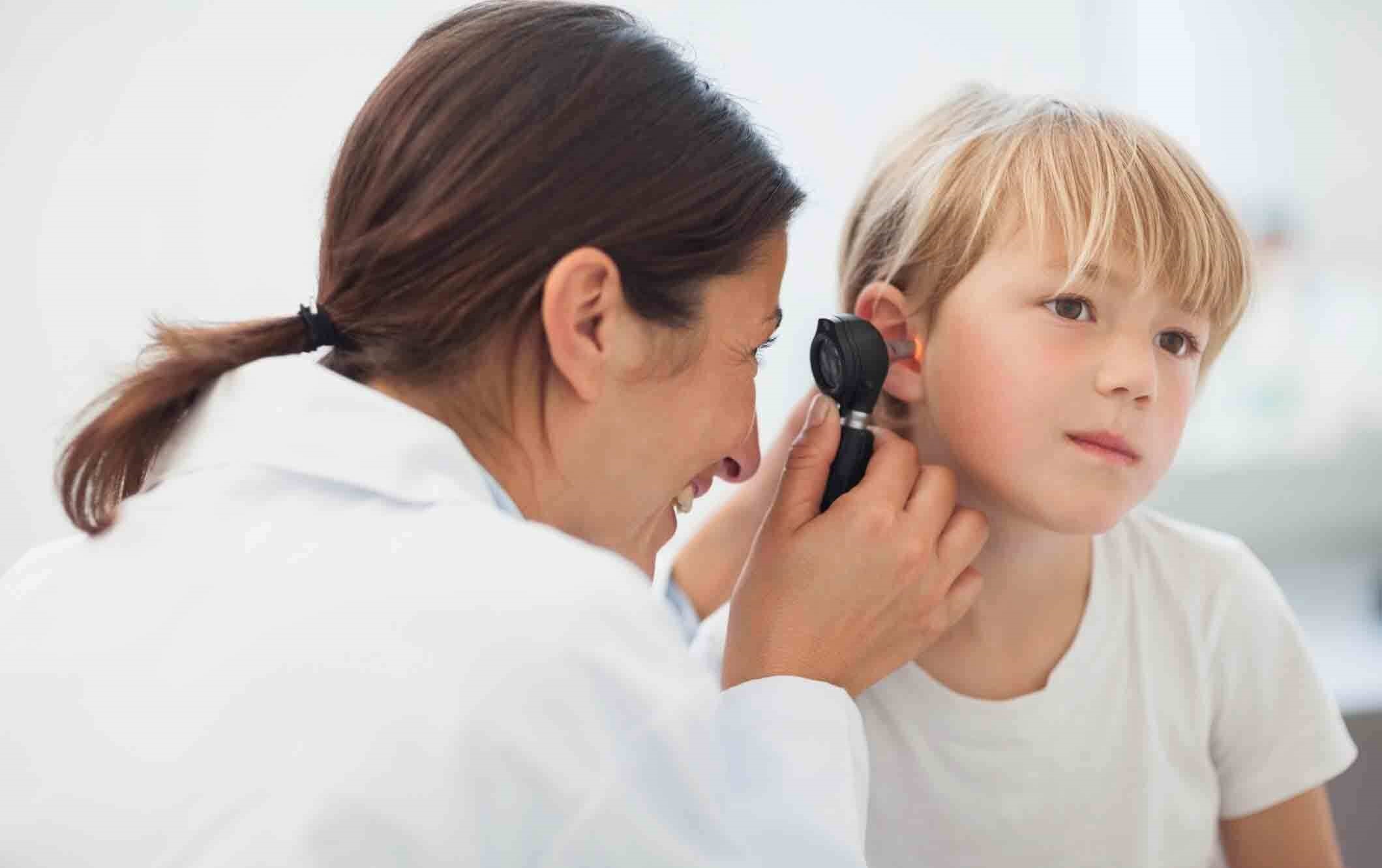 معاینه ی گوش - درمان گوش درد در خانه