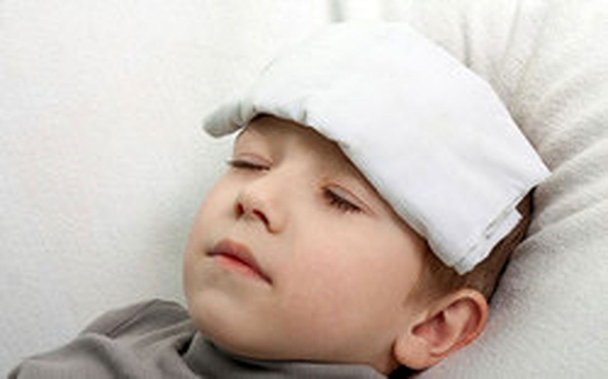کاهش تب کودک - پارچه روی پیشانی