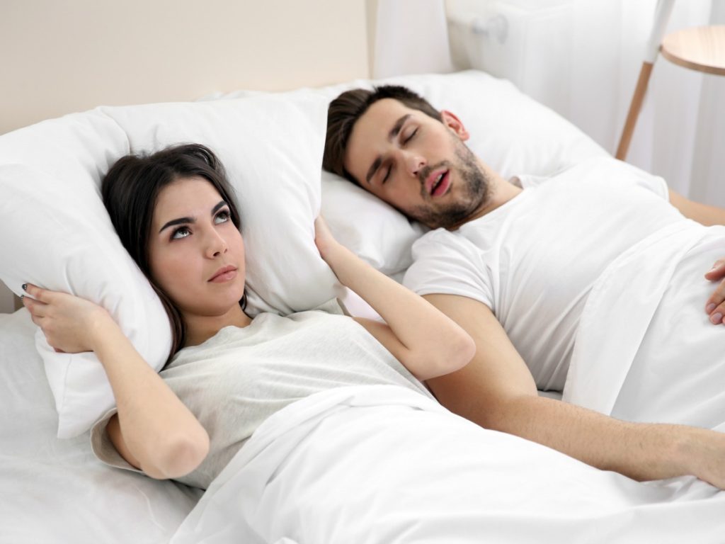 درمان خروپف - مرد و زن در تخت