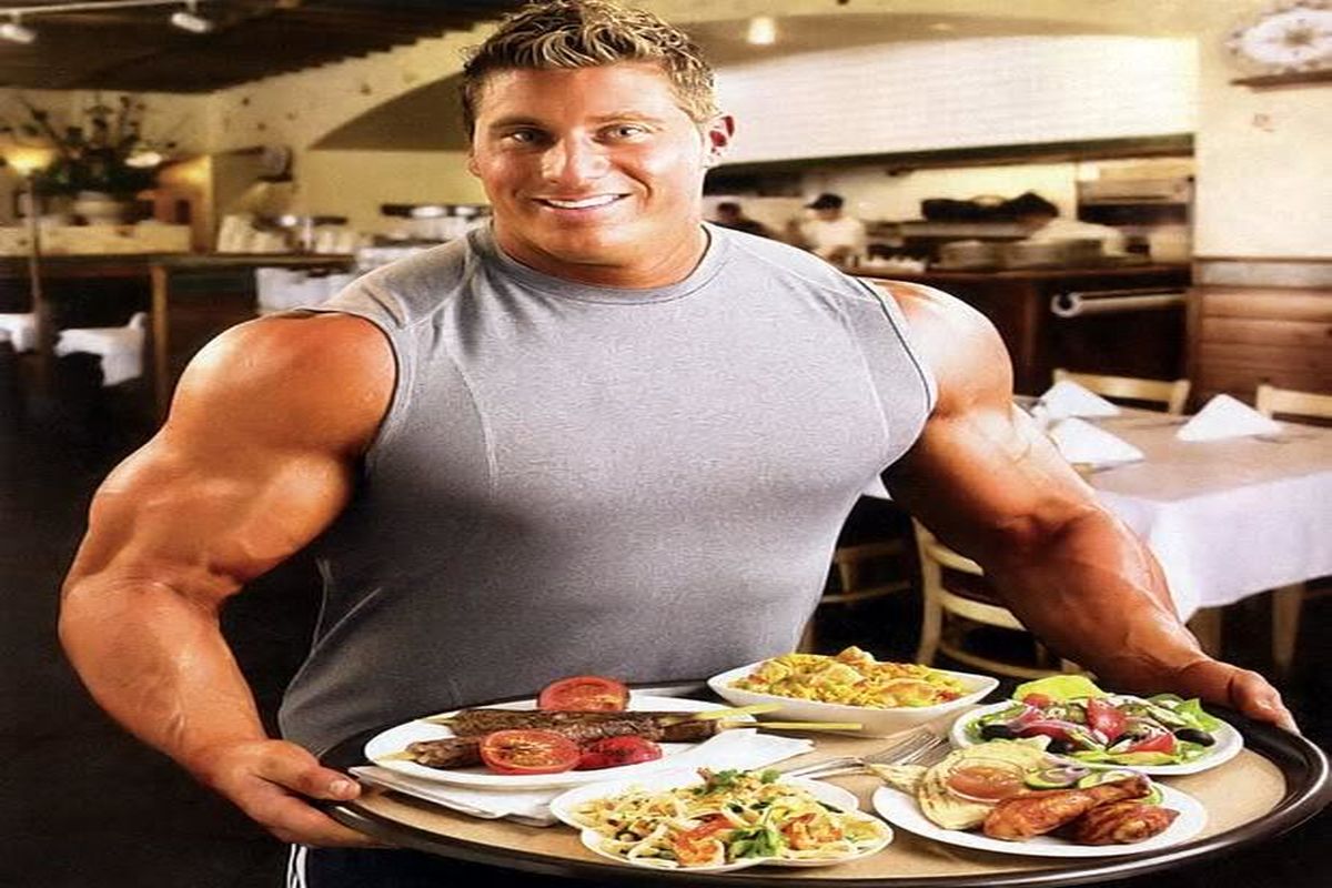 پروتئین برای عضله سازی - مرد با سینی غذا