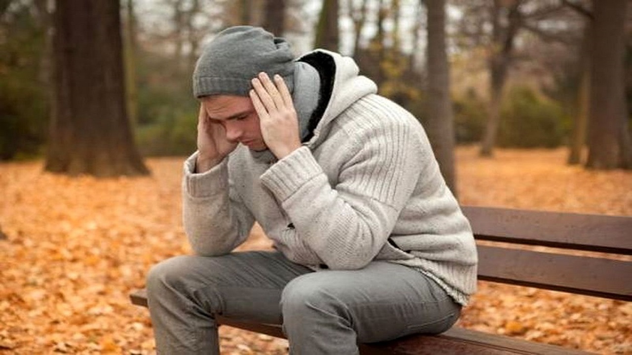 افسردگی فصلی - مرد افسرده در پاییز