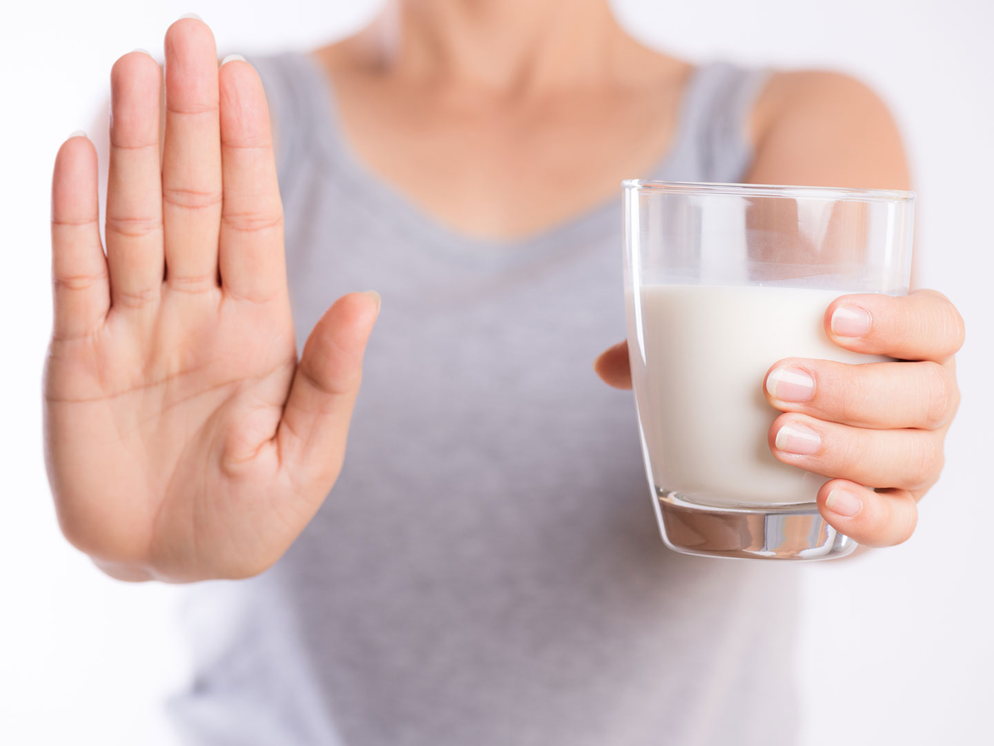 حساسیت به شیر - زن با لیوان شیر