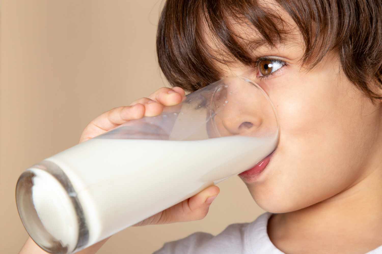 حساسیت به شیر - کودک و لیوان شیر