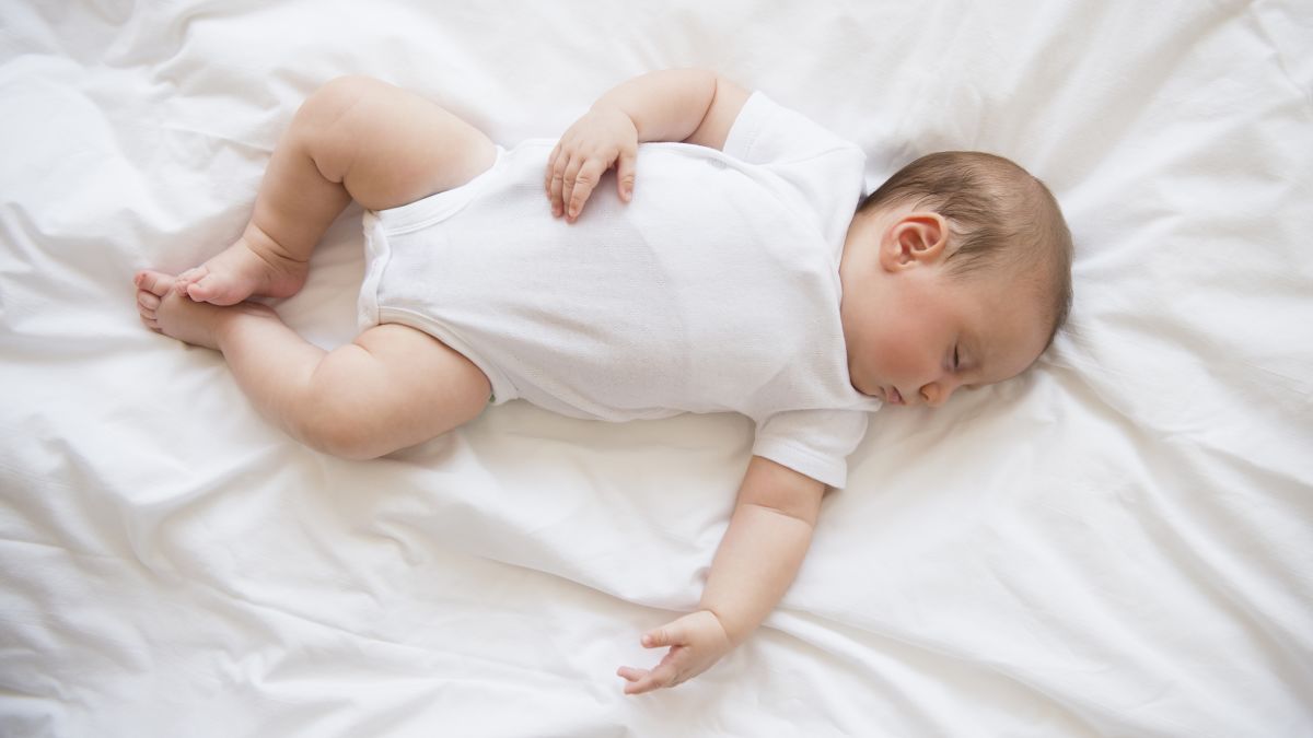خواباندن سریع نوزاد - نوزاد با لباس سفید
