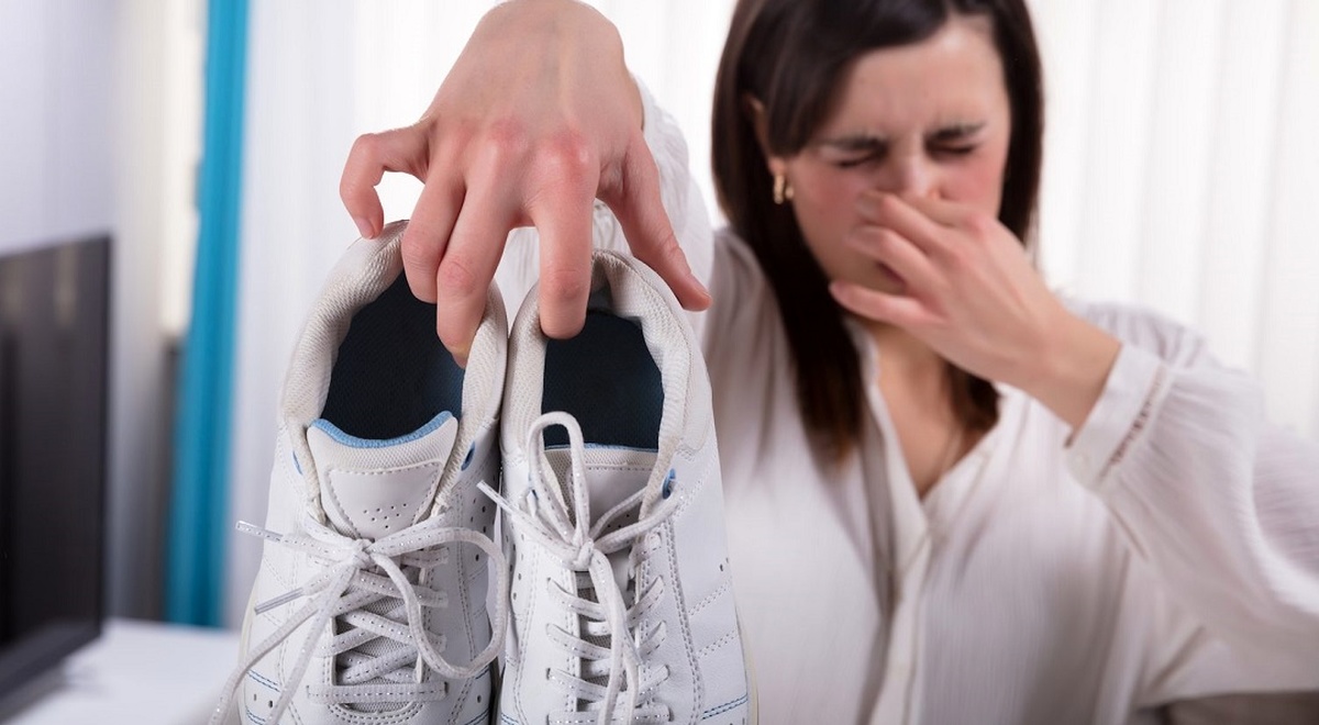 از بین بردن بوی بد کفش - کفش سفید